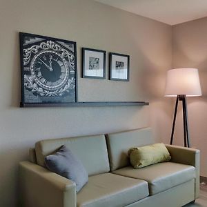 Studio Lit King-Size
